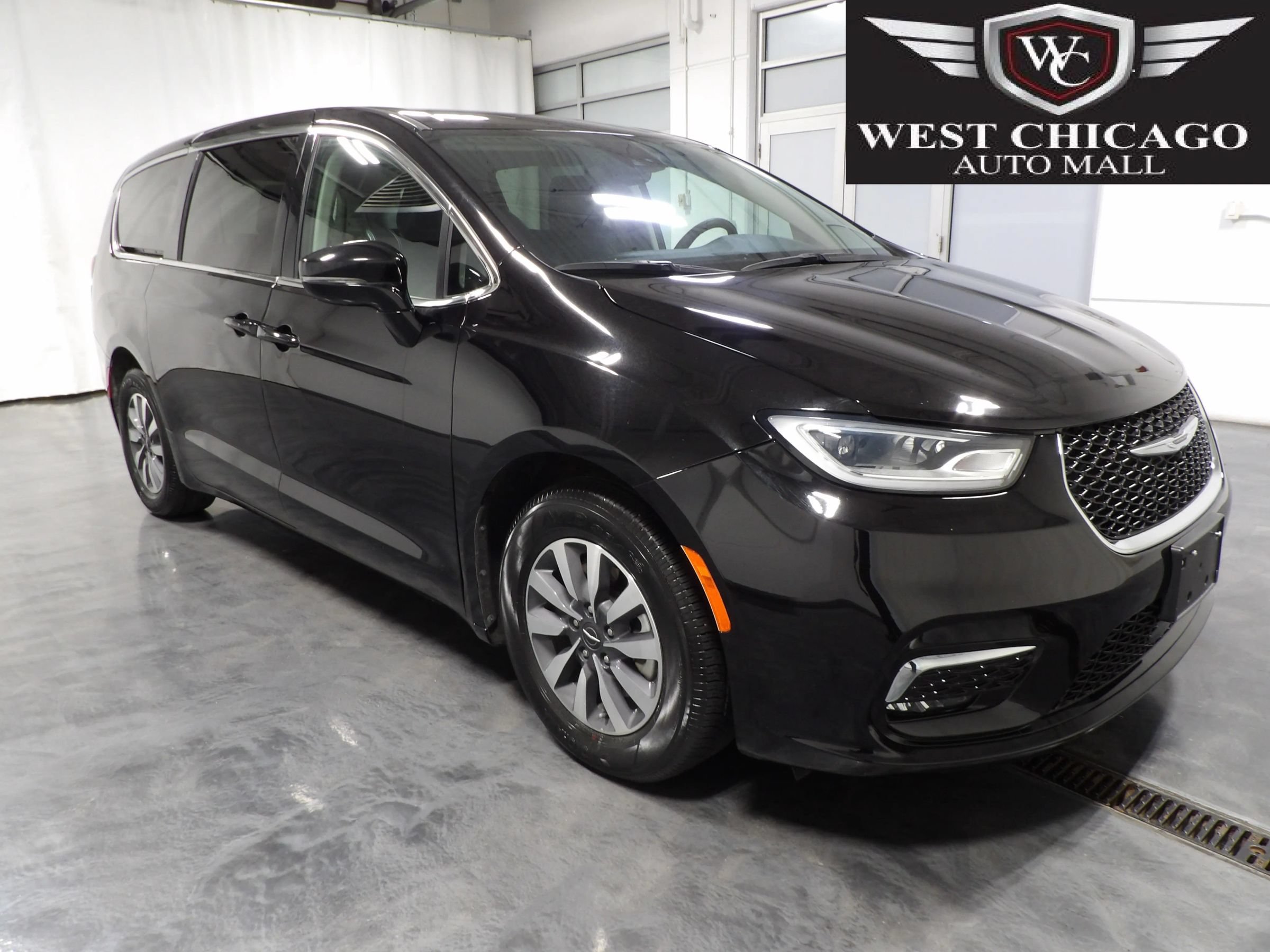Used 2024 Chrysler Pacifica Limited FWD image 1