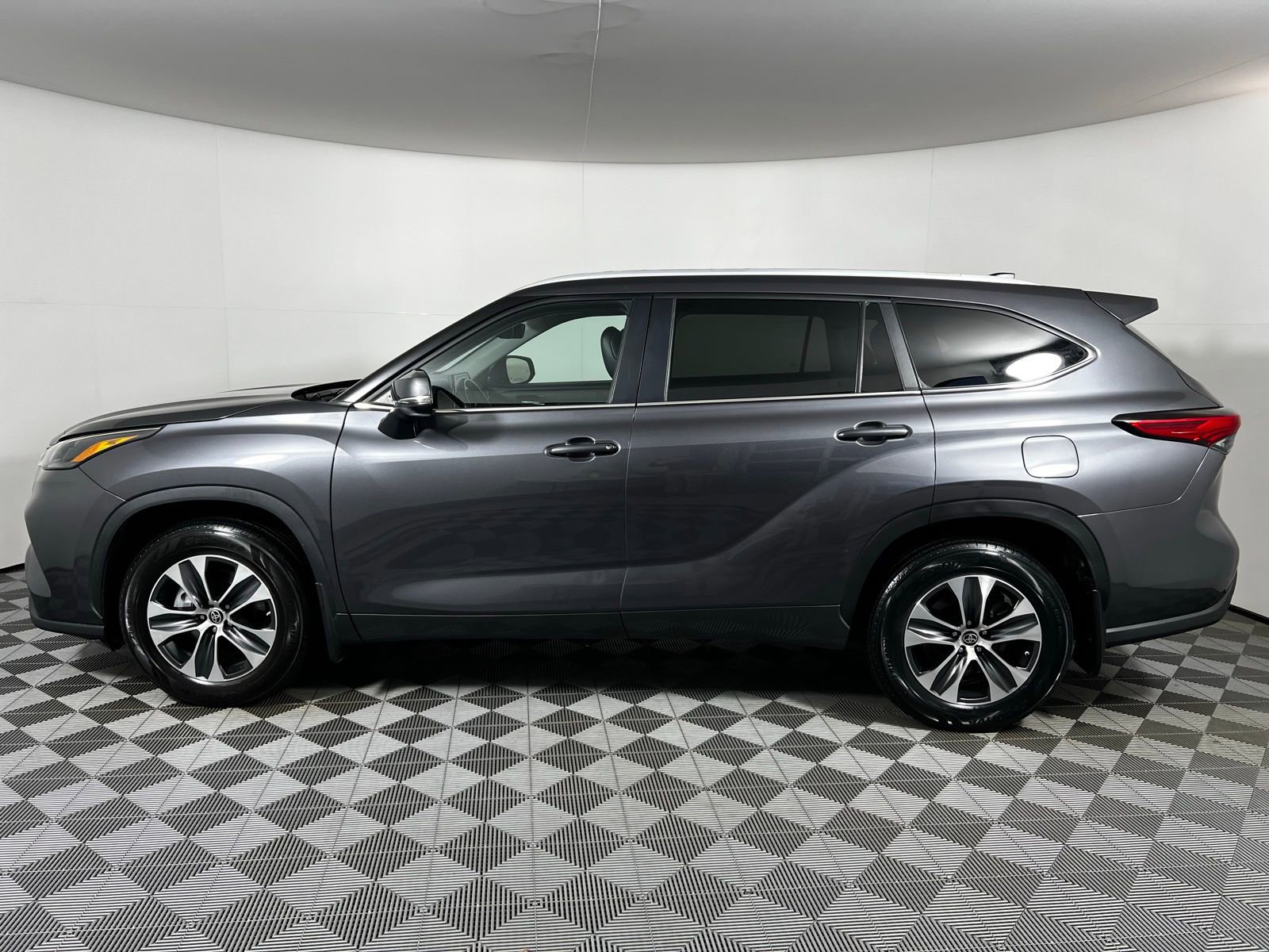 Certified 2023 Toyota Highlander XLE image 37