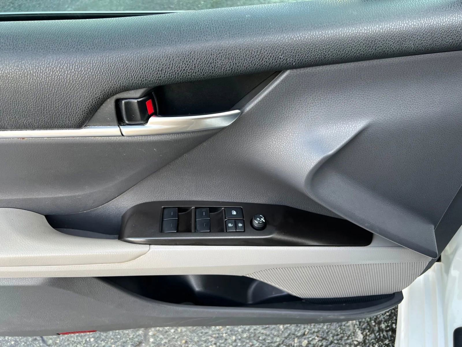 Used 2022 Toyota Camry SE image 13