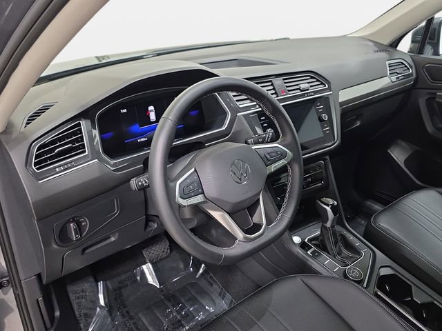Used 2024 Volkswagen Tiguan SE w/ Panoramic Sunroof Package image 16