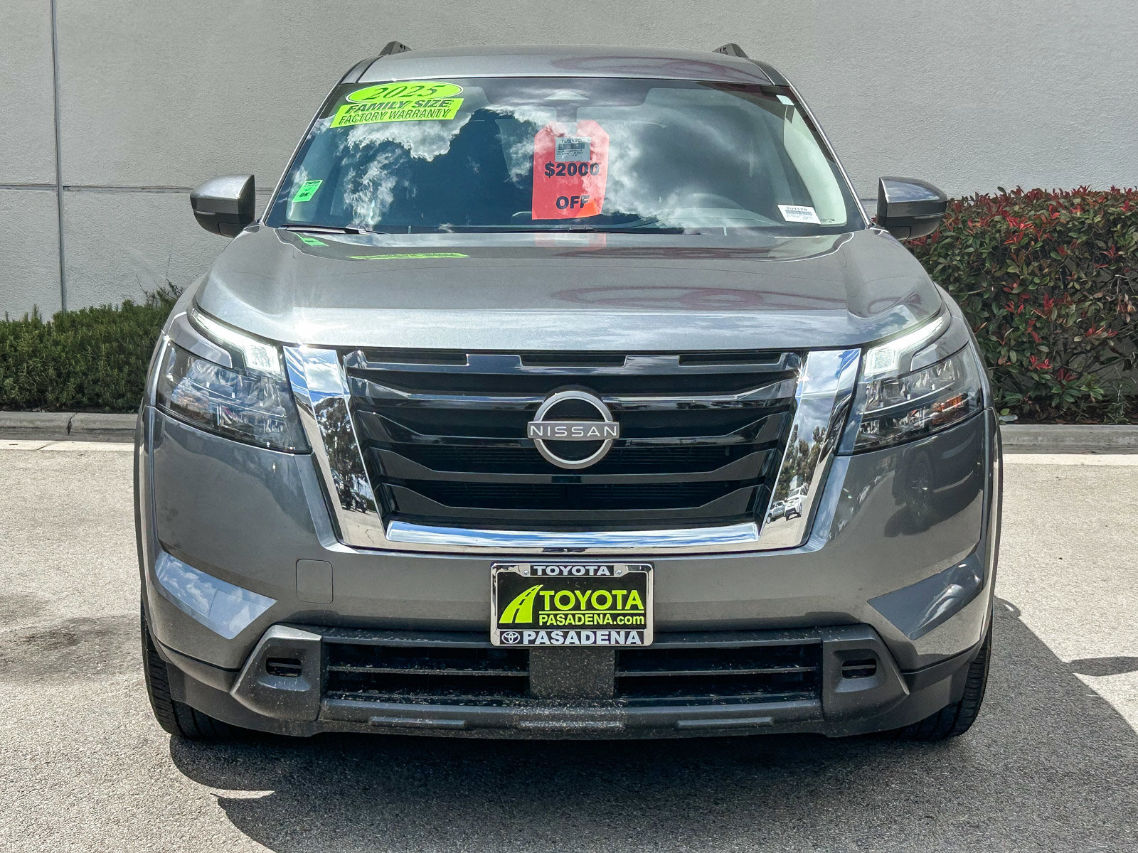 Used 2025 Nissan Pathfinder SV FWD image 2