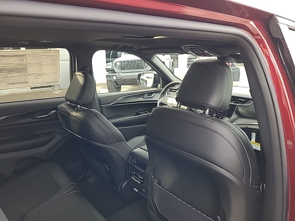 New 2025 Jeep Grand Cherokee Altitude AWD/4WD image 31