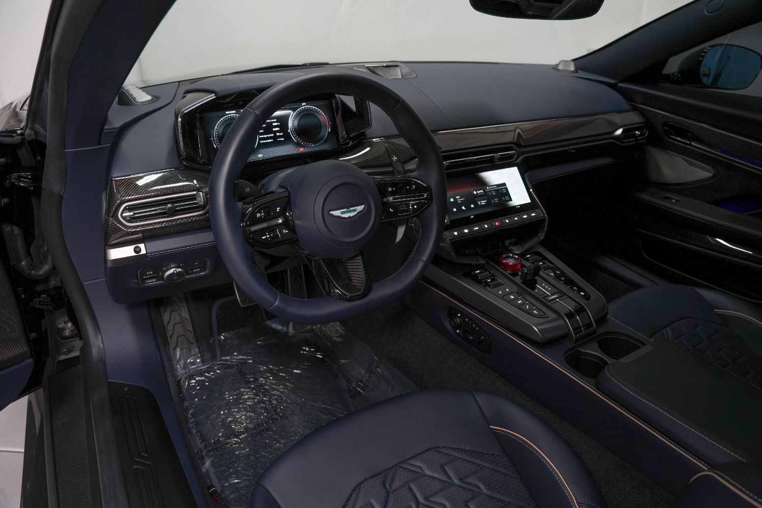 Used 2025 Aston Martin Vanquish RWD image 11
