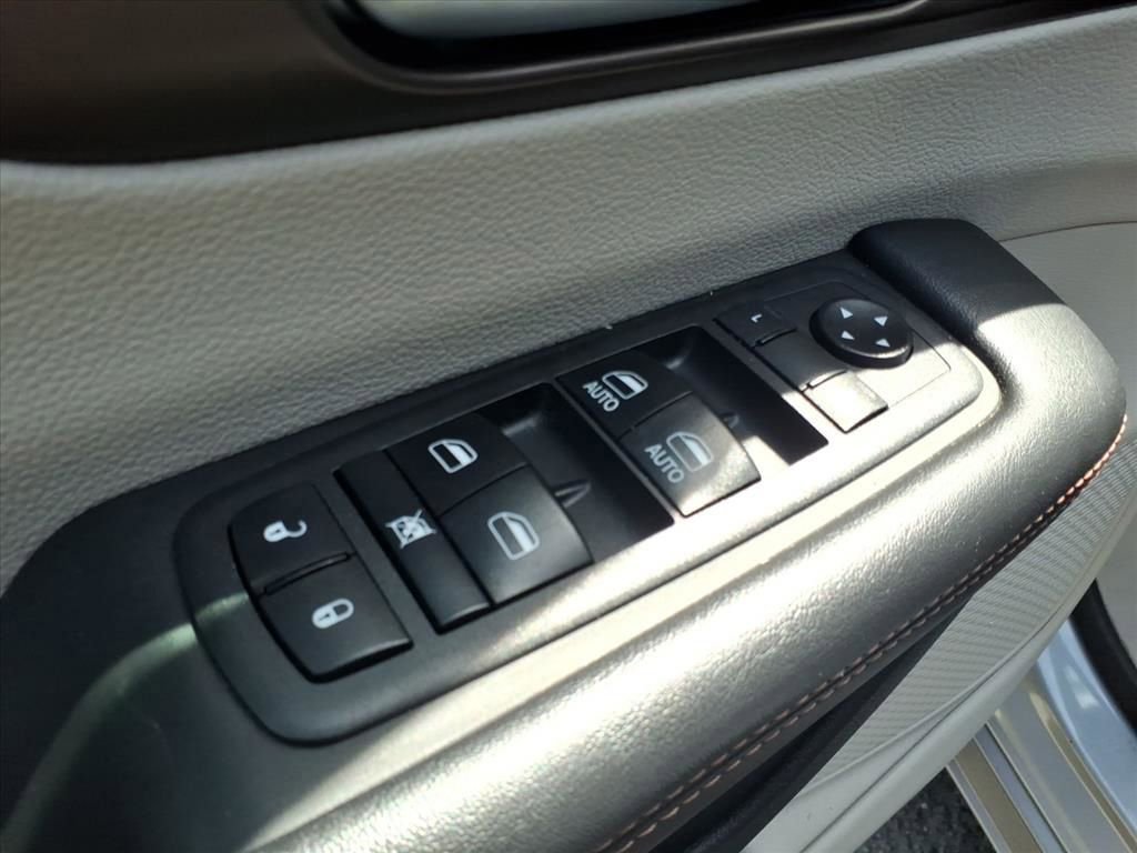 Used 2018 Chrysler Pacifica Touring-L FWD image 20