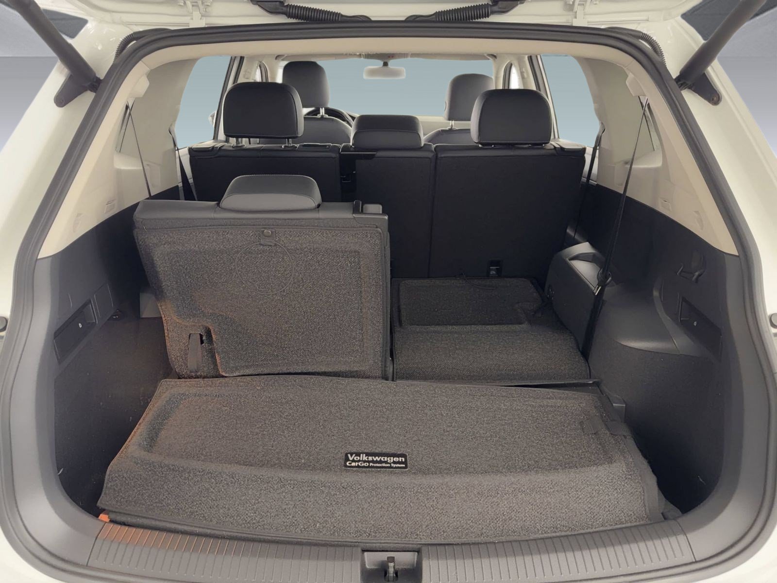 Used 2018 Volkswagen Tiguan SEL FWD image 22