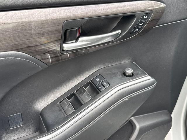 Certified 2021 Toyota Highlander Limited FWD image 29