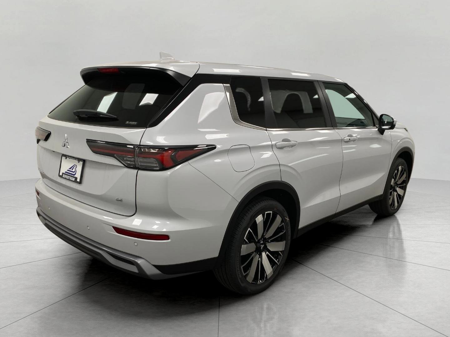 New 2026 Mitsubishi Outlander SE AWD/4WD image 3