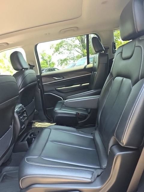 Used 2022 Jeep Grand Cherokee L Limited AWD/4WD image 6