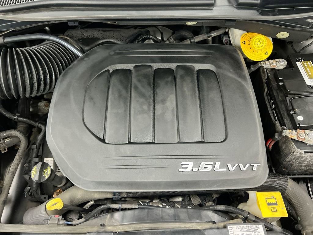 Used 2014 Chrysler Town & Country Touring FWD image 20