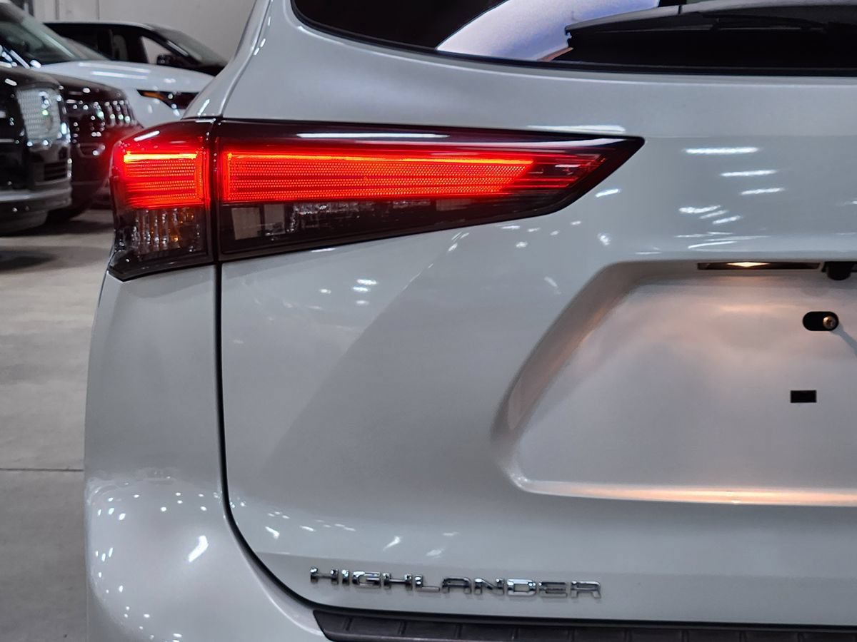 Used 2022 Toyota Highlander XLE FWD image 20