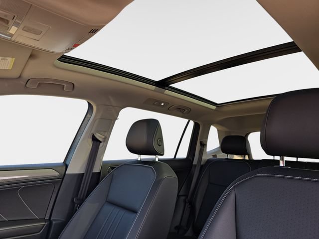 Used 2022 Volkswagen Tiguan SE w/ Panoramic Sunroof Package AWD/4WD image 33