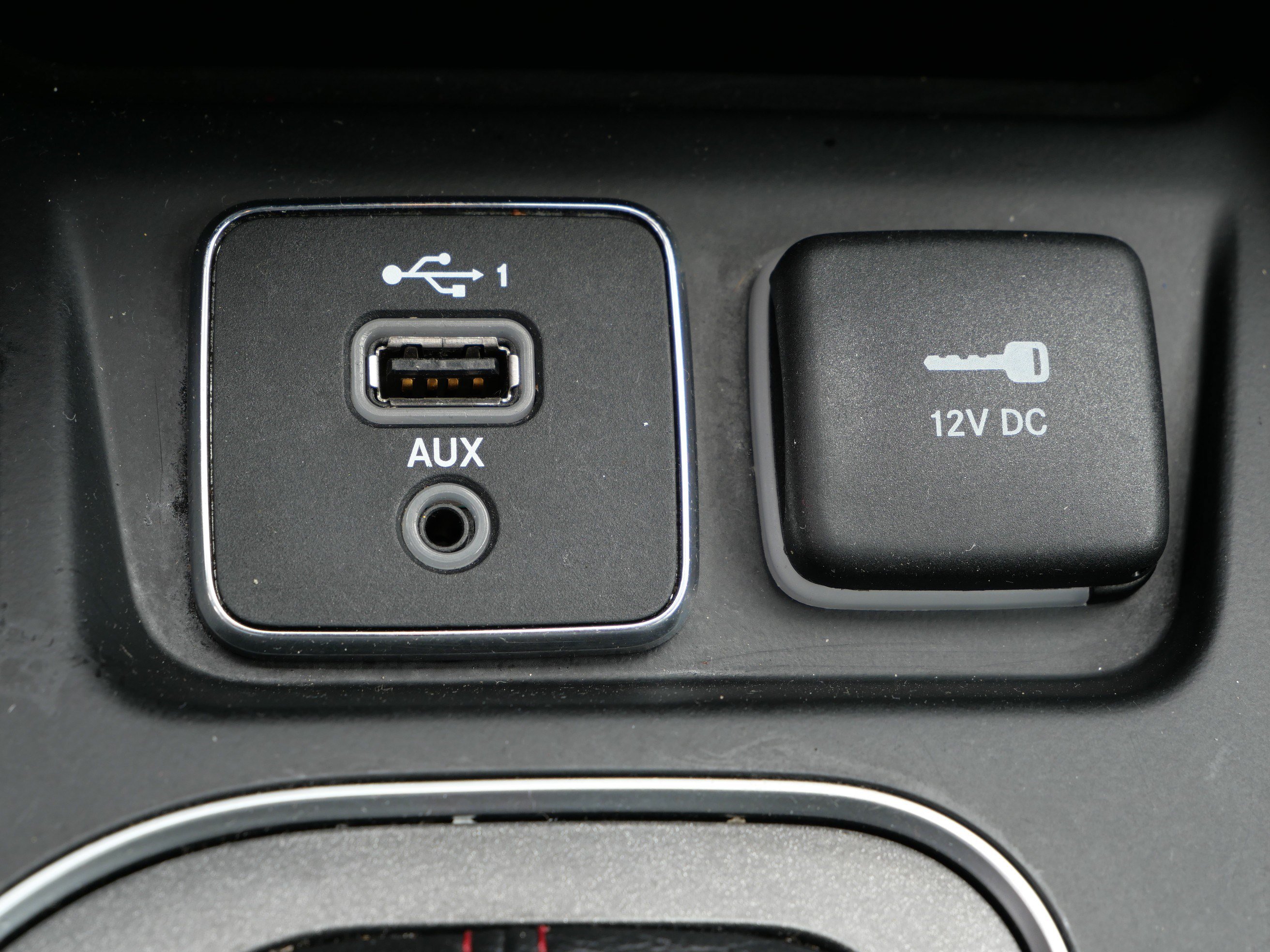 Used 2020 Jeep Cherokee Trailhawk w/ Cold Weather Group AWD/4WD image 30
