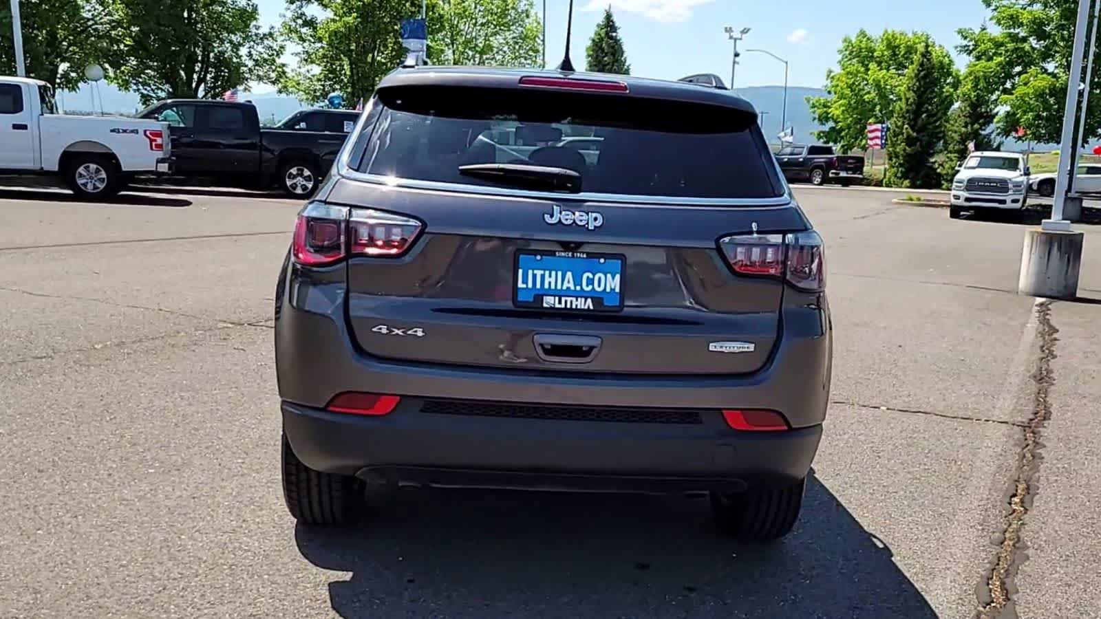 Used 2023 Jeep Compass Latitude w/ Sun and Sound Group AWD/4WD image 7