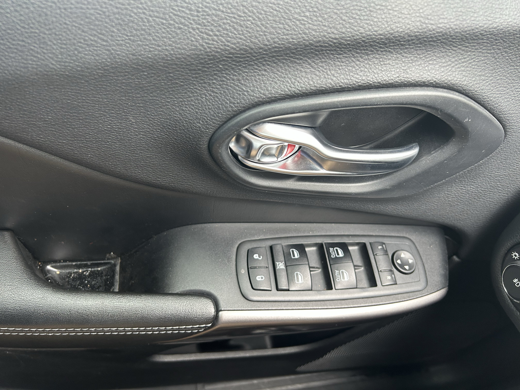 Used 2019 Jeep Cherokee Latitude Plus w/ Comfort/Convenience Group FWD image 18
