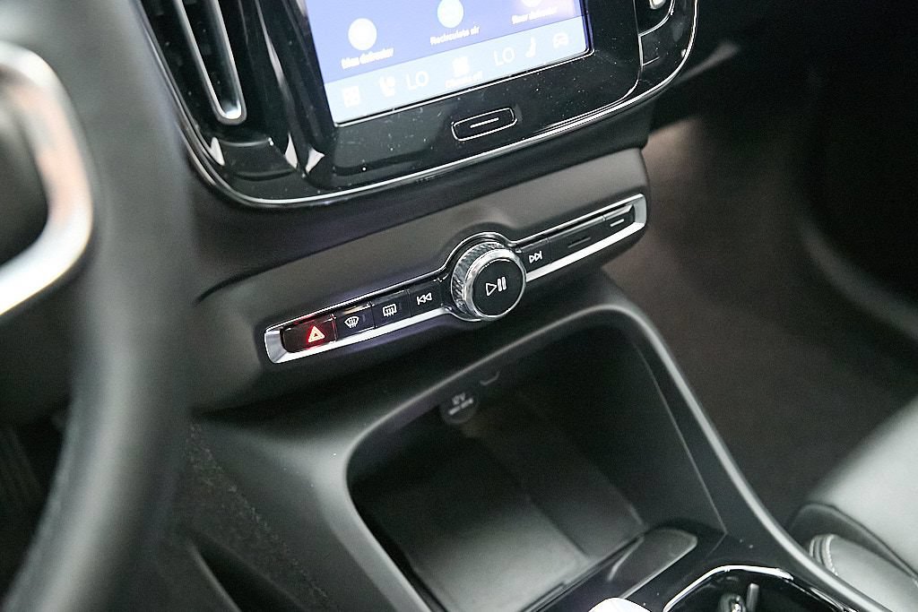 Certified 2025 Volvo XC40 B5 Ultra AWD/4WD image 17