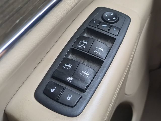 Used 2020 Jeep Grand Cherokee Overland AWD/4WD image 24