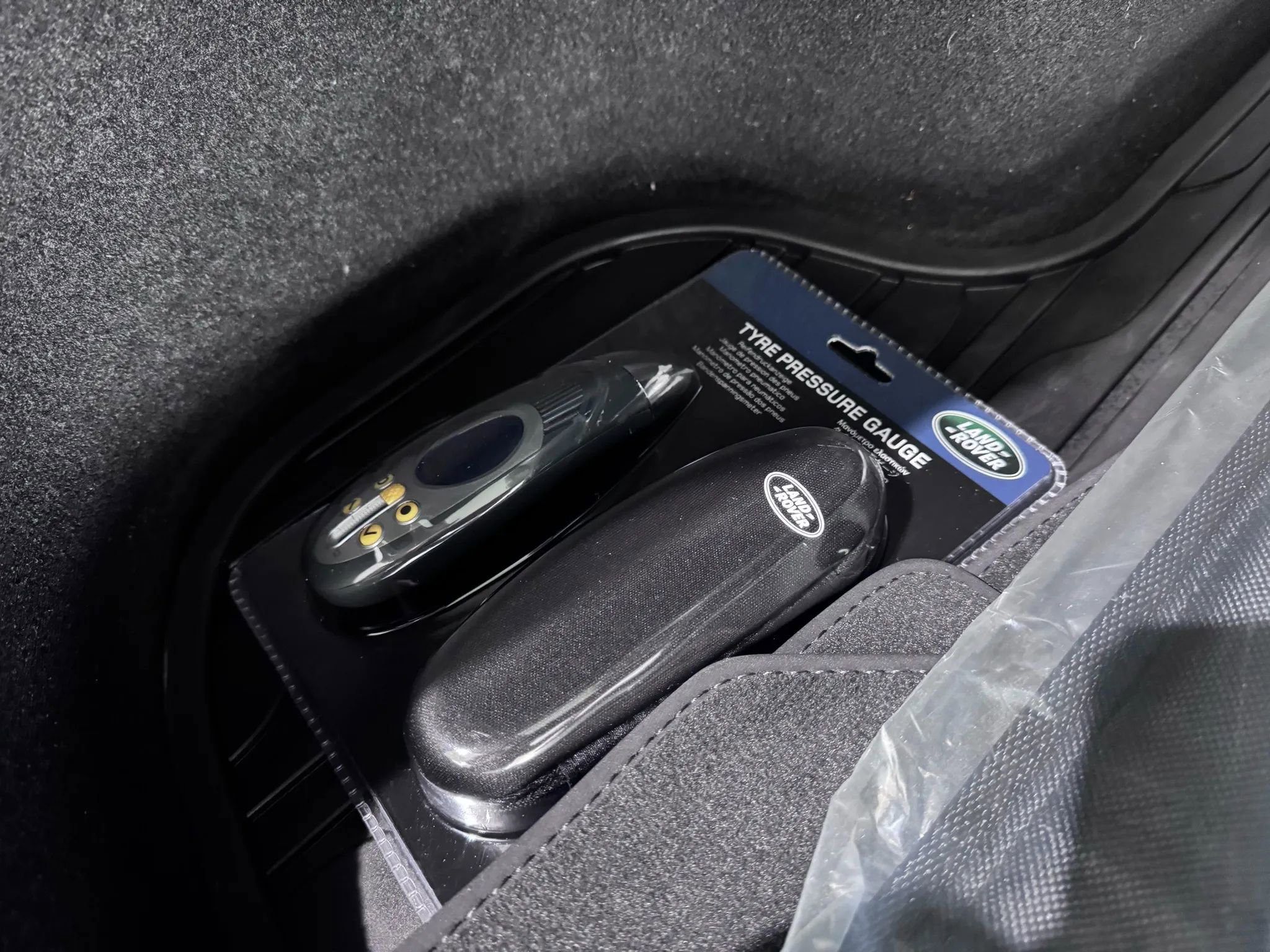 Used 2019 Land Rover Range Rover Velar R-Dynamic SE image 38