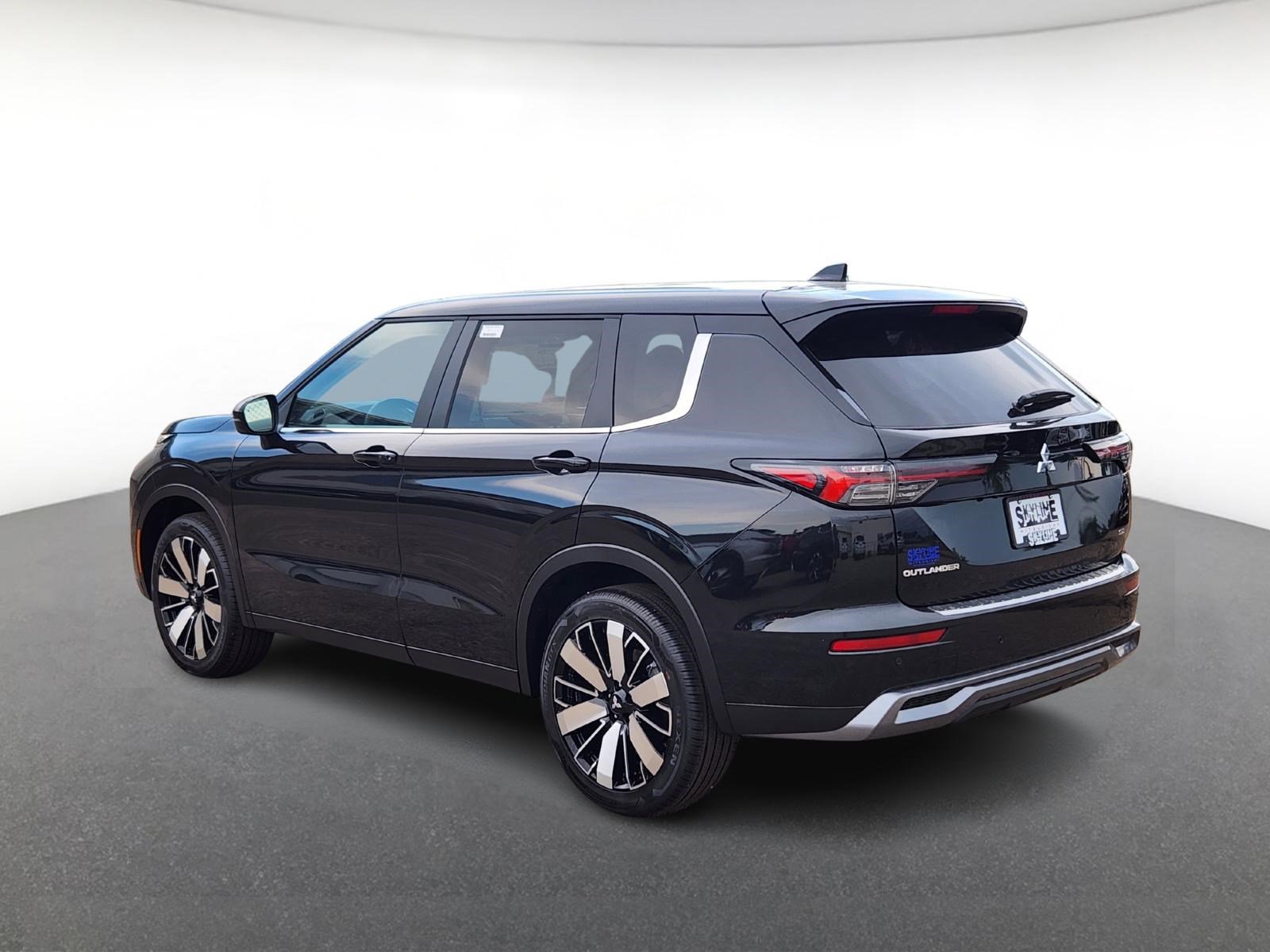 New 2025 Mitsubishi Outlander SE image 4