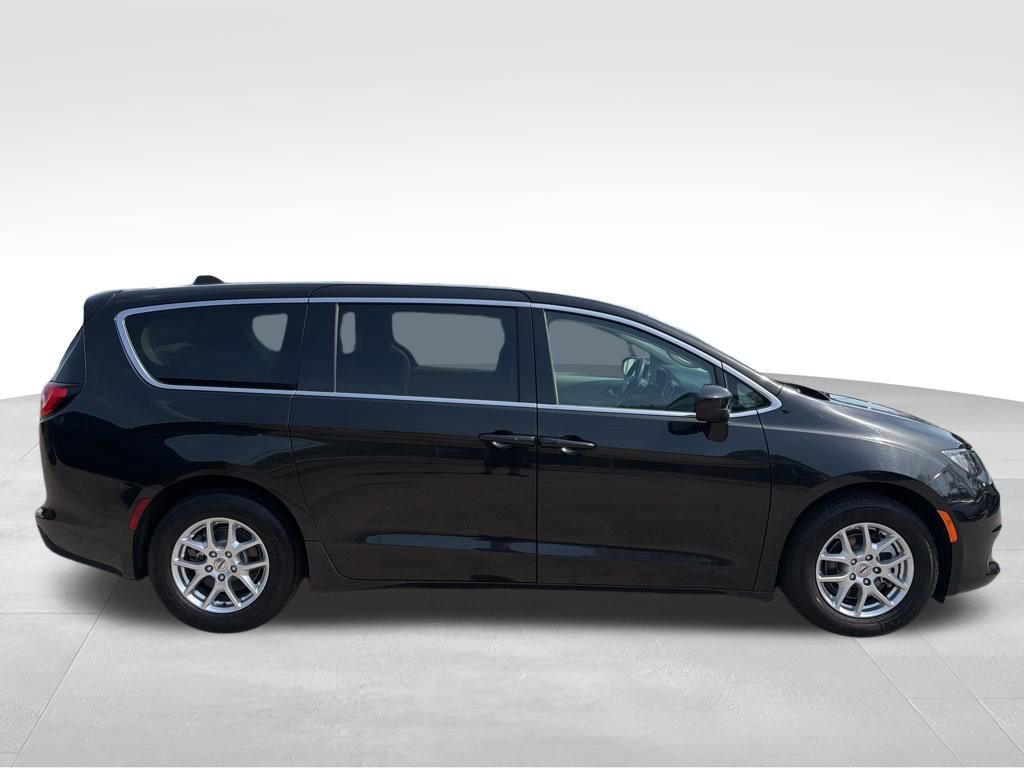 Used 2023 Chrysler Voyager LX image 7