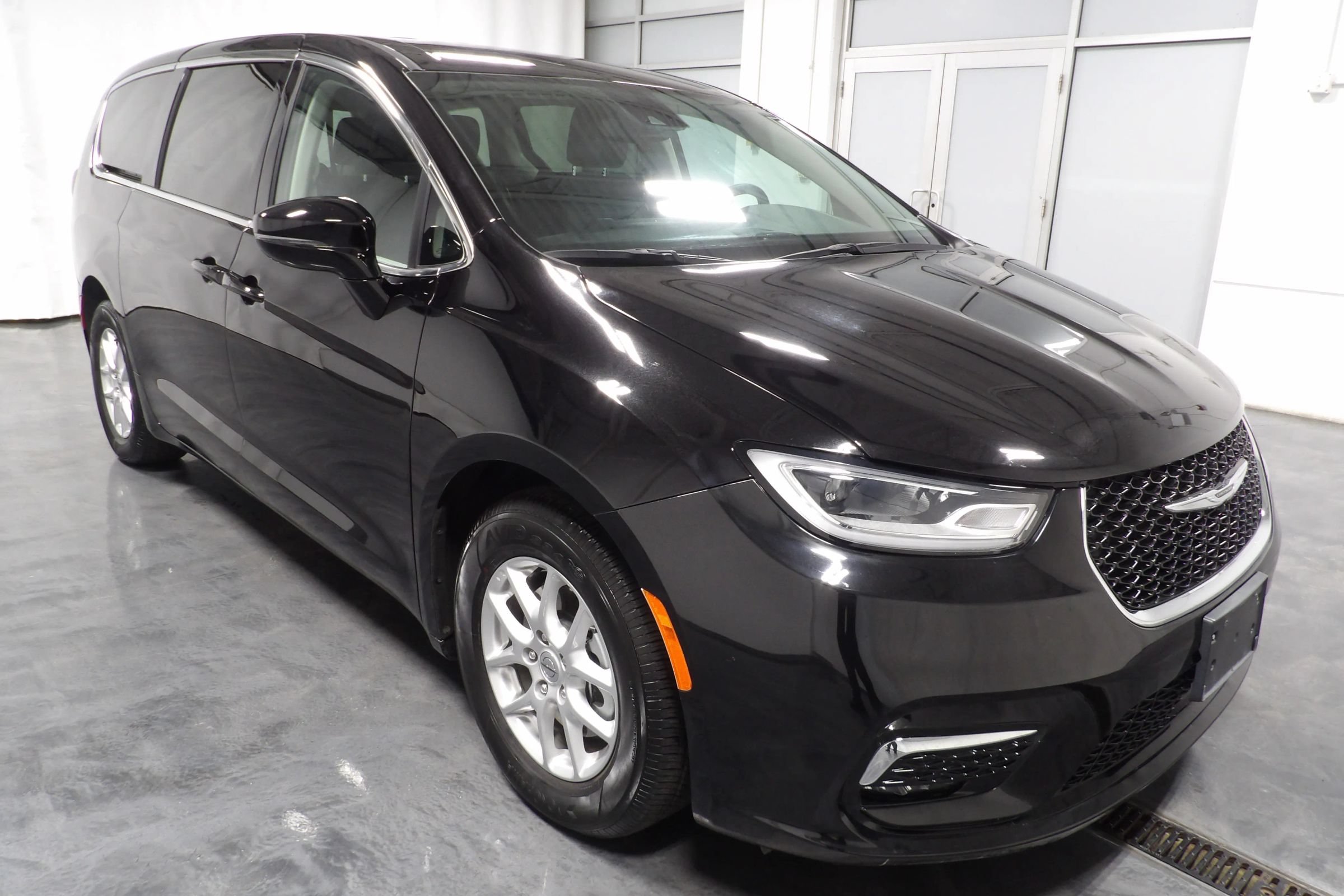 Used 2024 Chrysler Pacifica Limited FWD image 3