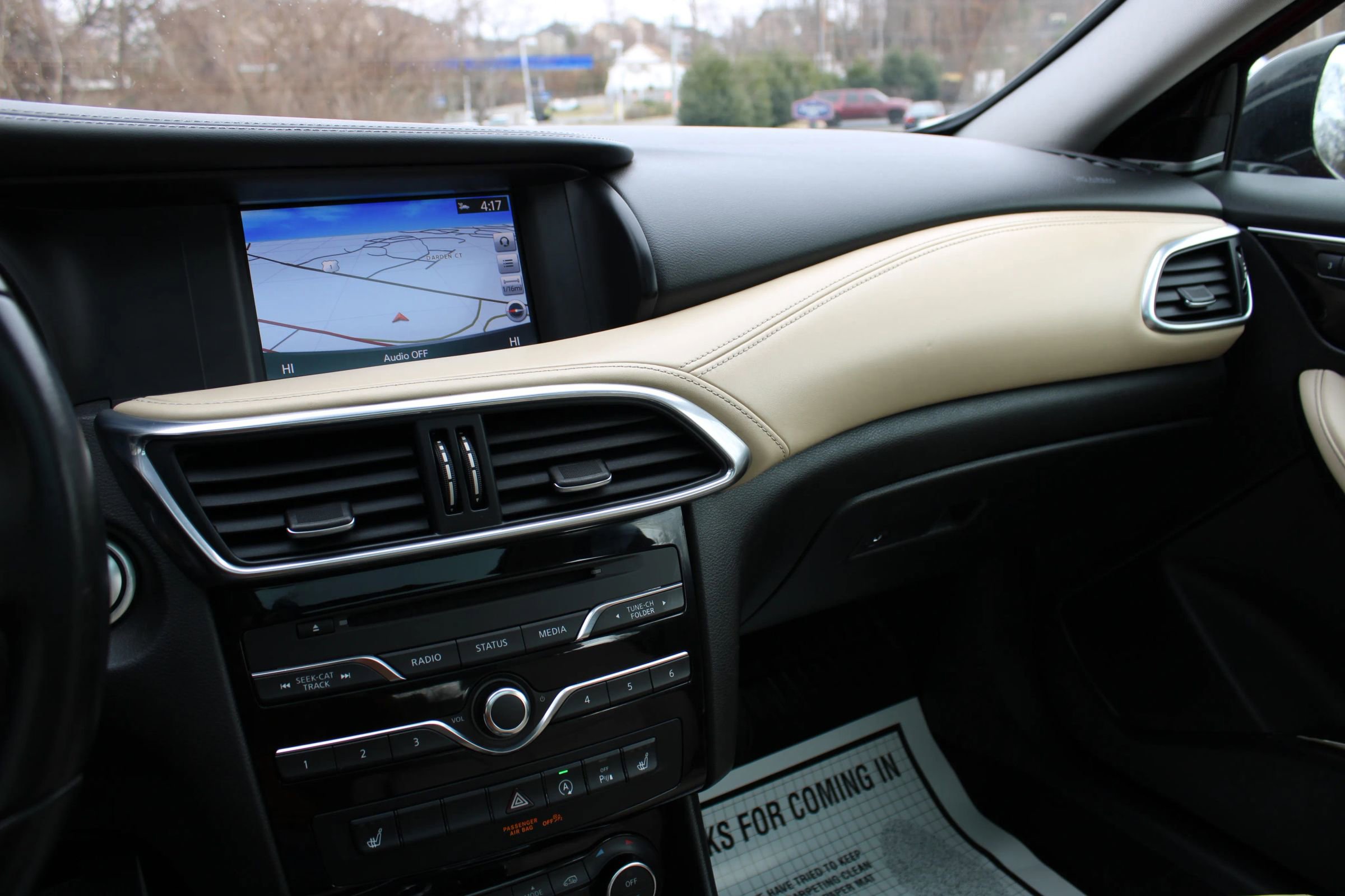 Used 2017 INFINITI QX30 Premium w/ Navigation Package image 8