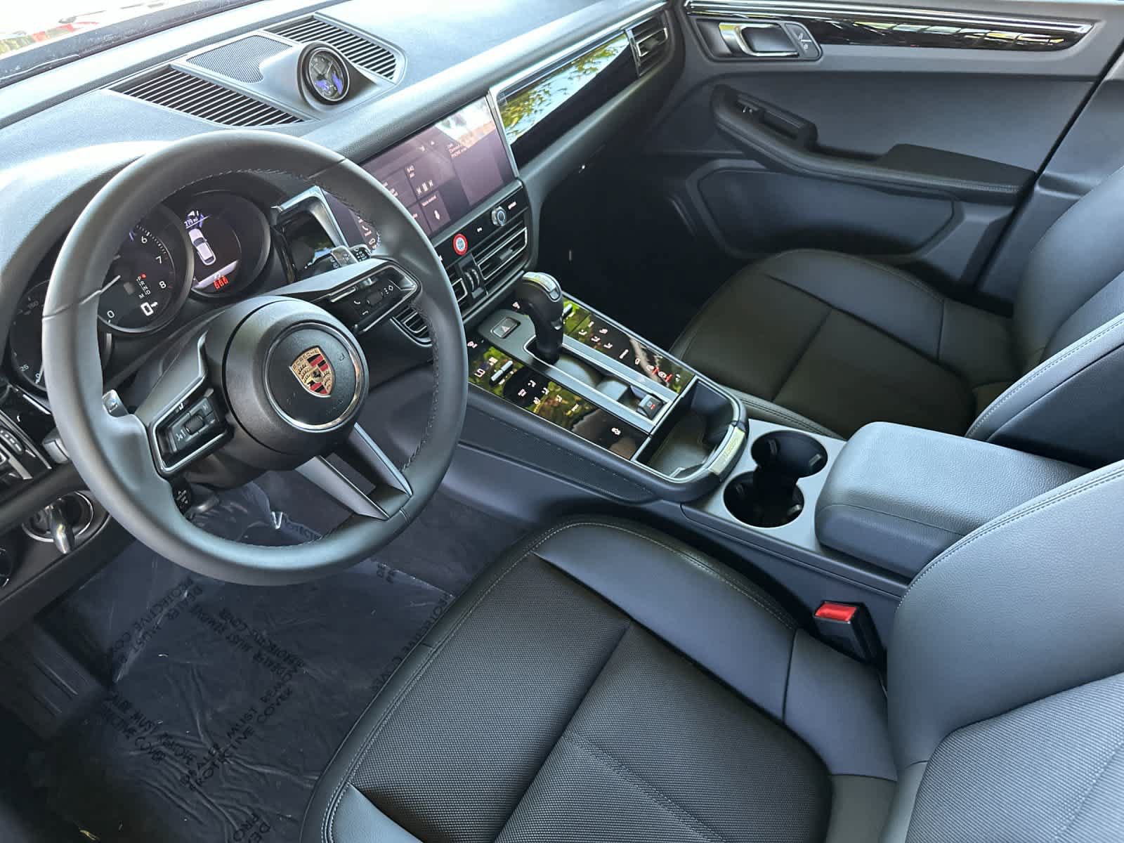 Certified 2025 Porsche Macan AWD/4WD image 4