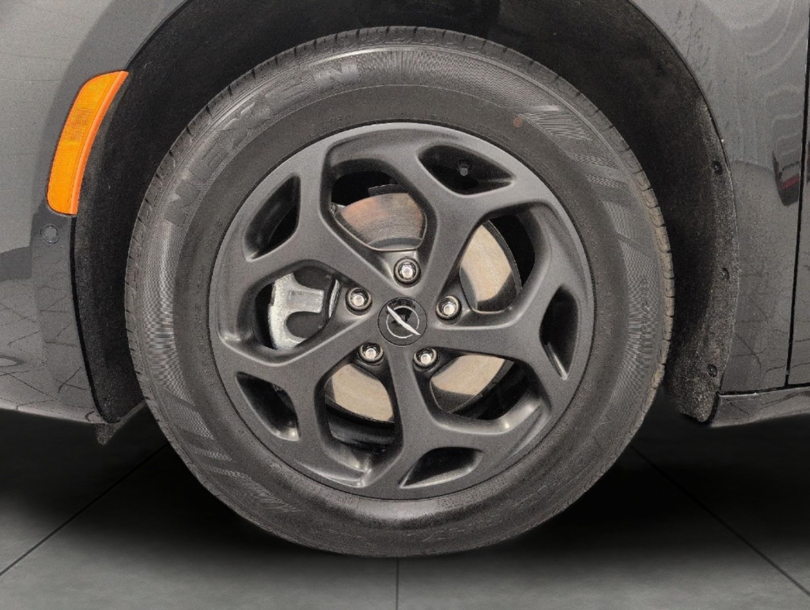 Used 2025 Chrysler Pacifica Premium FWD image 4