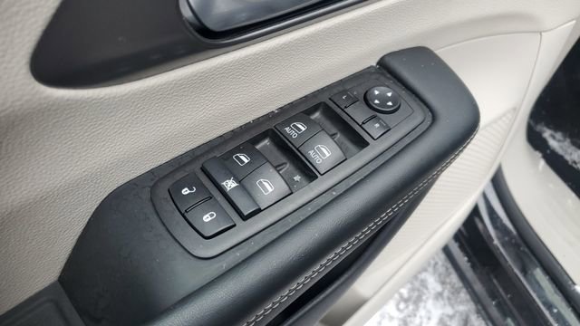 Certified 2024 Chrysler Pacifica Touring-L image 7