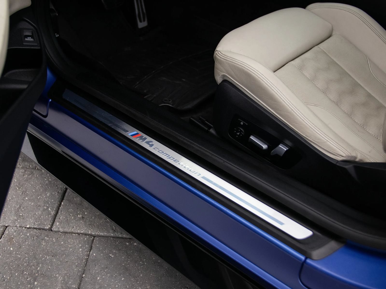 Used 2022 BMW M4 Competition w/ M Carbon Exterior Package RWD image 32