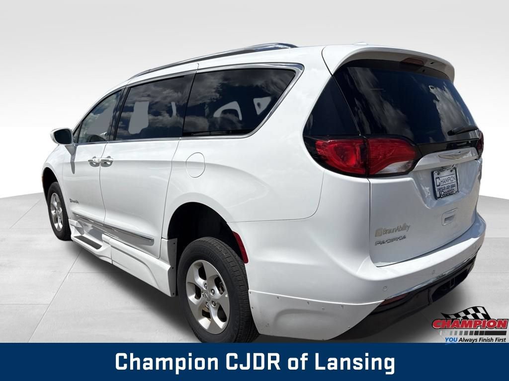 Used 2017 Chrysler Pacifica Touring-L Plus FWD image 5