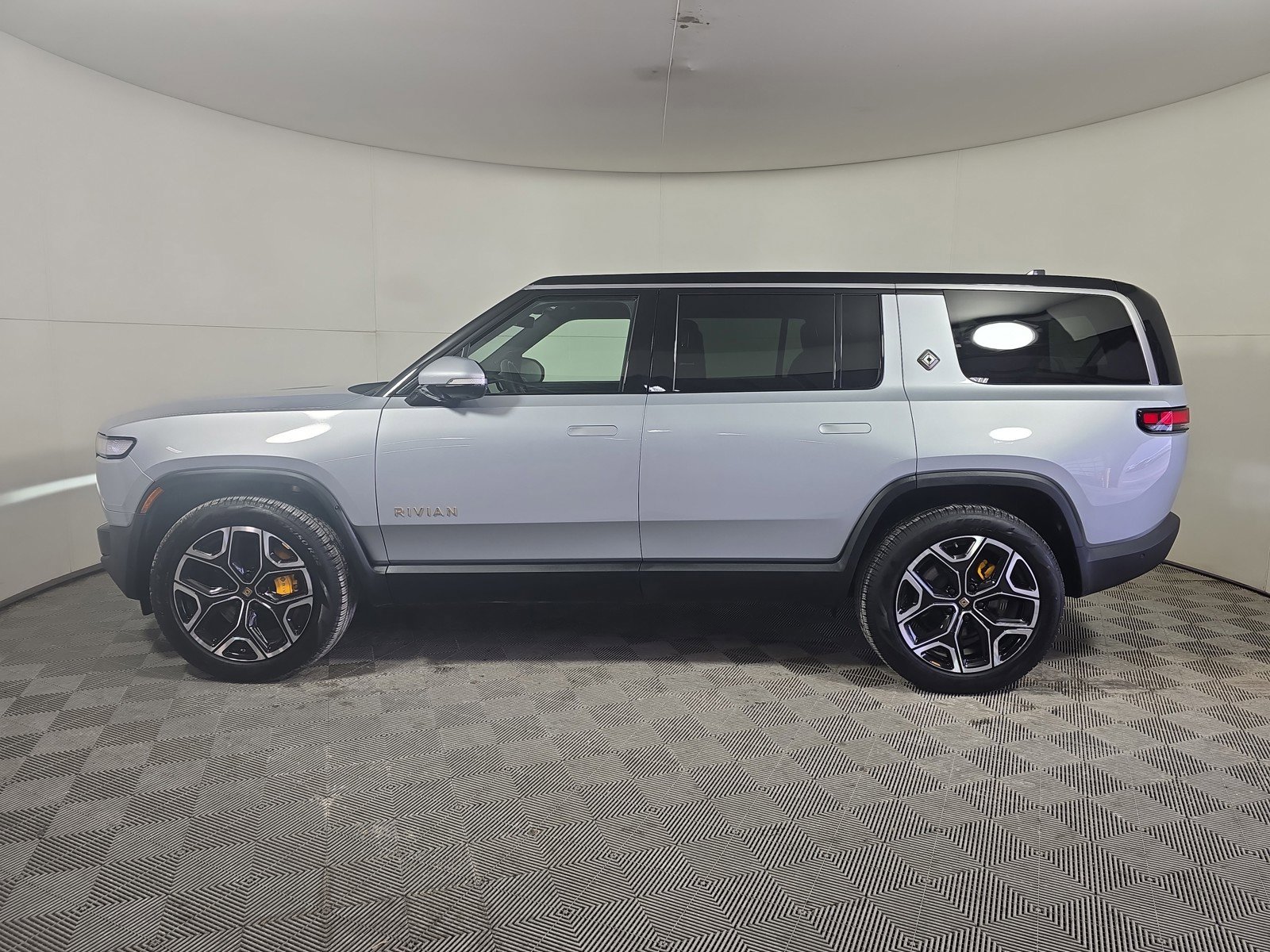 Used 2023 Rivian R1S Adventure AWD/4WD image 2