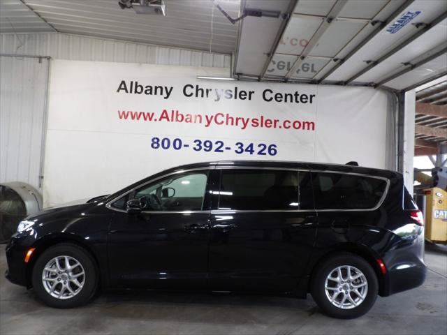 Certified 2023 Chrysler Pacifica Touring-L FWD image 1