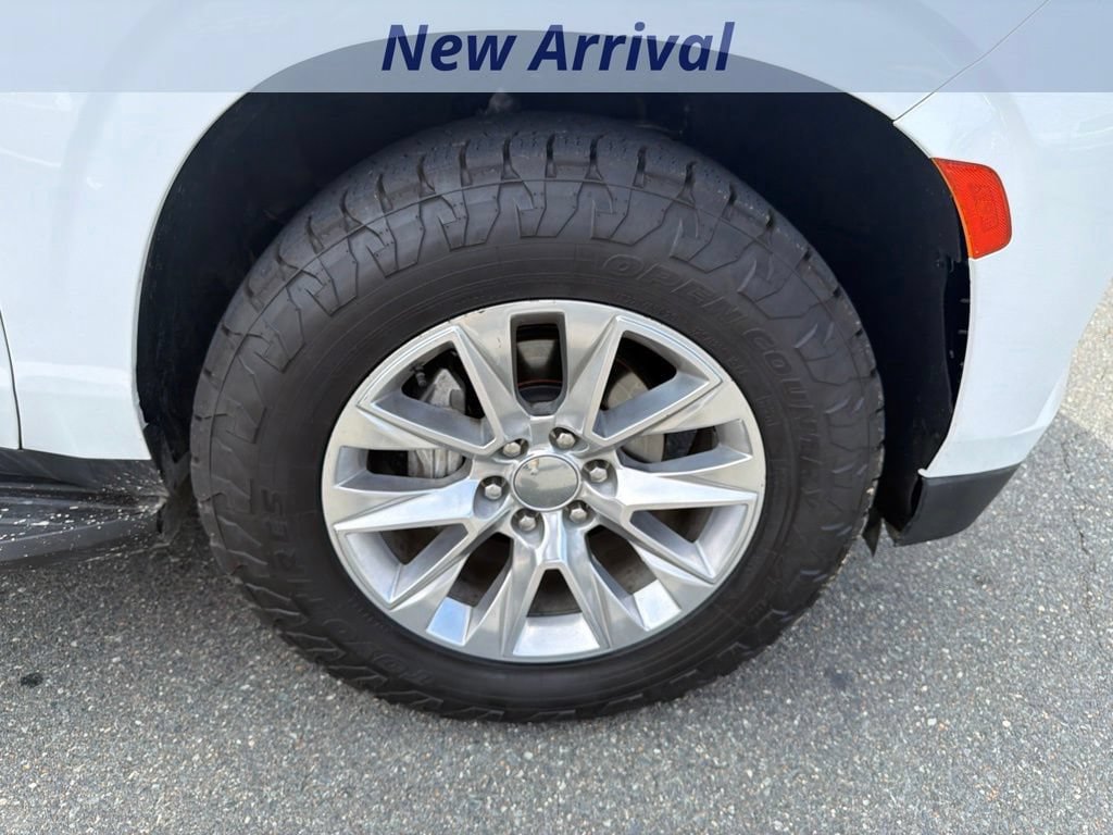 Used 2023 Chevrolet Suburban Premier AWD/4WD image 3