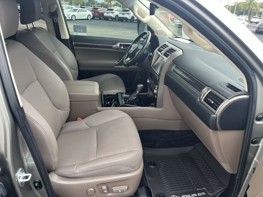 Used 2021 Lexus GX 460 Premium w/ Accessory Package image 16