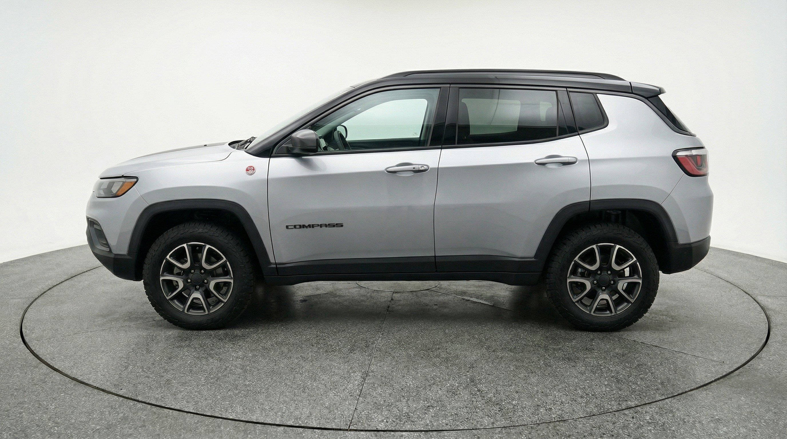 Used 2025 Jeep Compass Trailhawk image 5