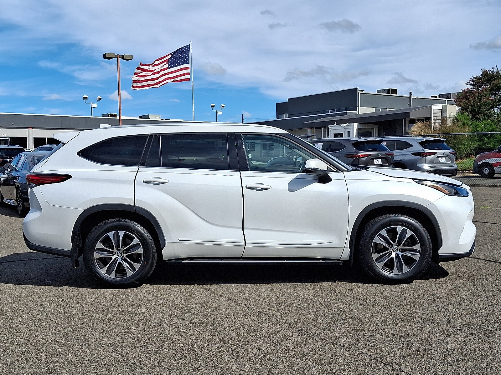 Used 2022 Toyota Highlander XLE AWD/4WD image 8