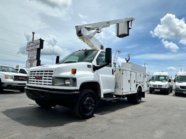 Used 2005 GMC TopKick C4500 2WD Regular Cab image 1
