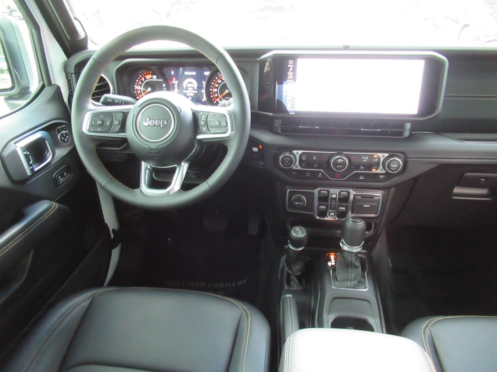 Used 2025 Jeep Wrangler Unlimited Sahara w/ Technology Group AWD/4WD image 12