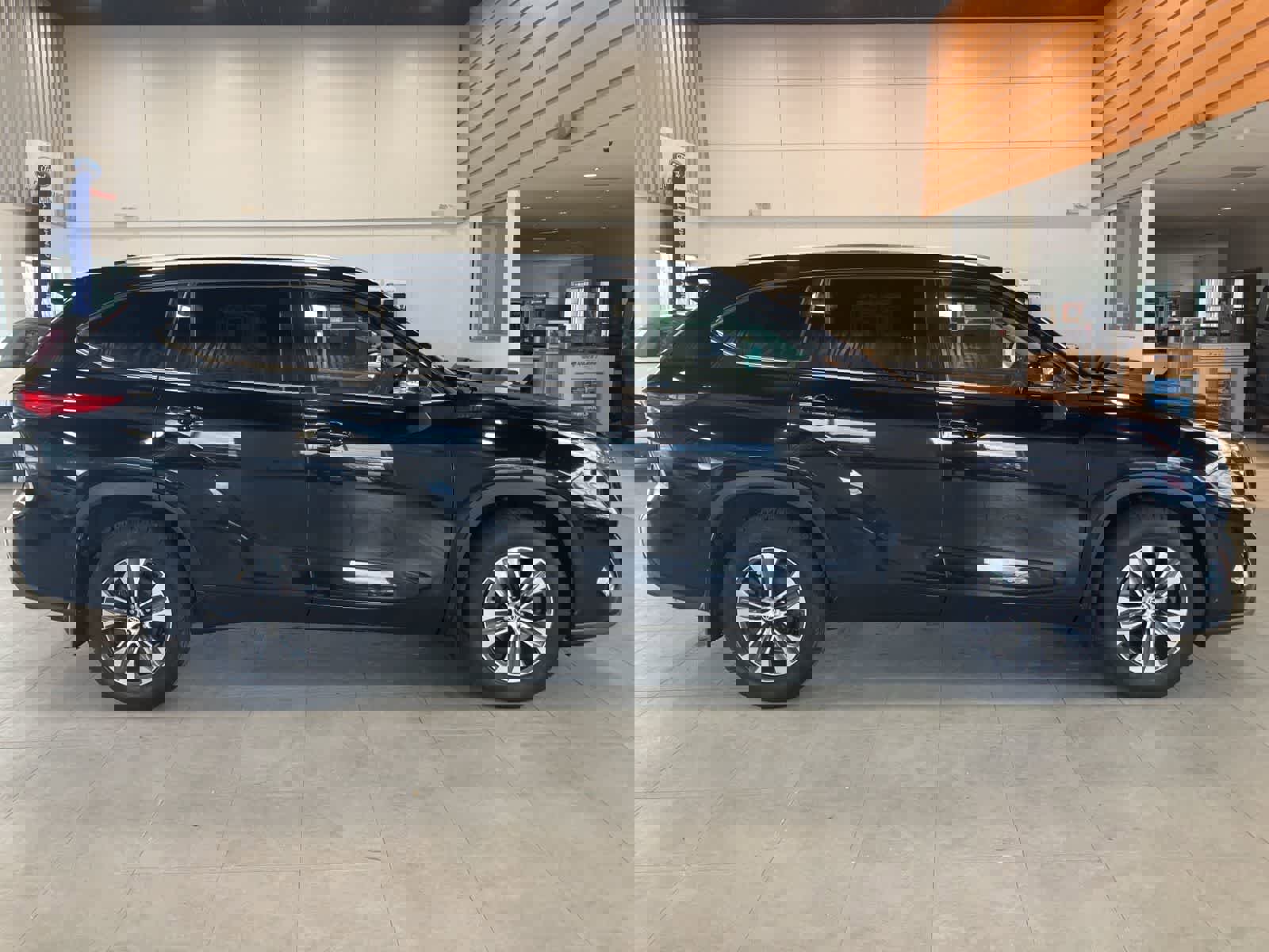 Used 2020 Toyota Highlander XLE AWD/4WD image 4