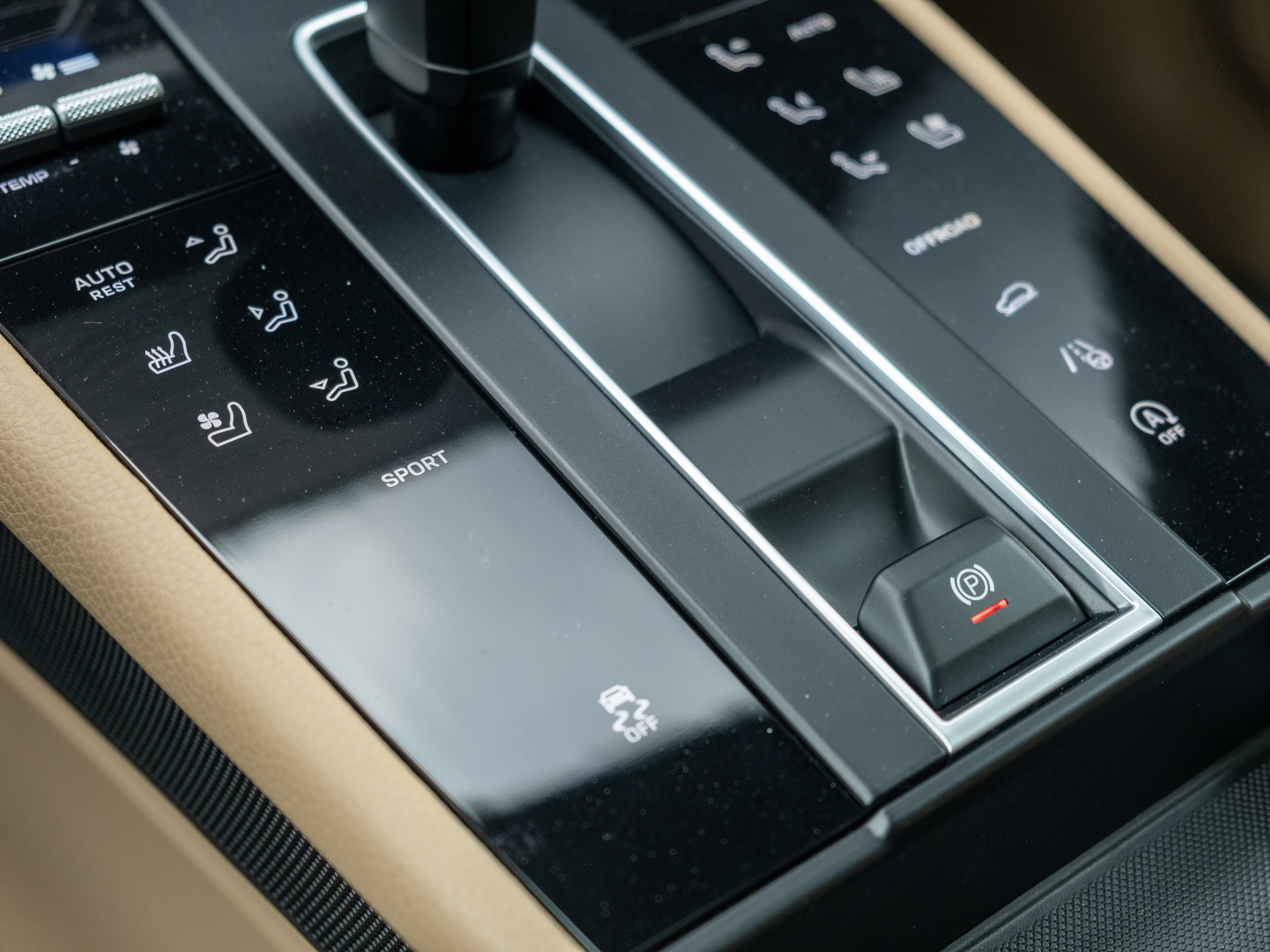Certified 2023 Porsche Macan AWD/4WD image 29