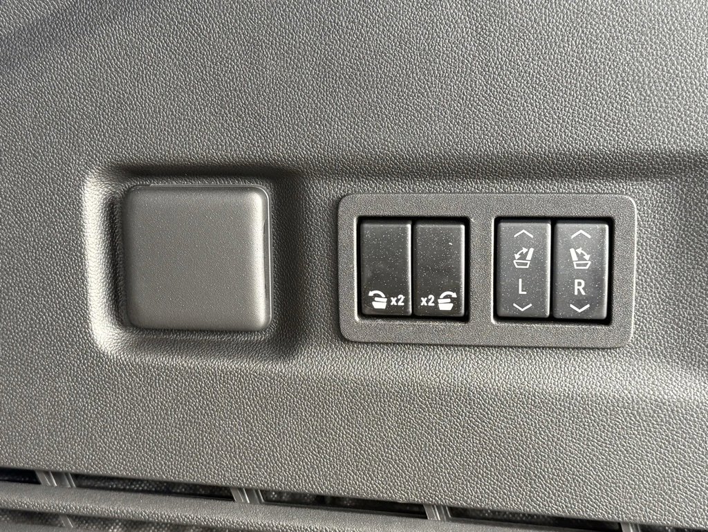 Used 2024 Chevrolet Suburban Z71 w/ Luxury Package image 38