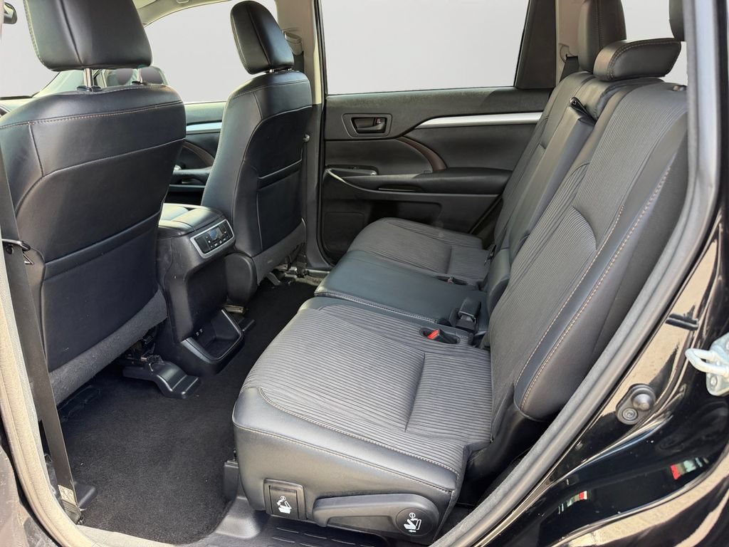 Used 2017 Toyota Highlander Plus FWD image 12