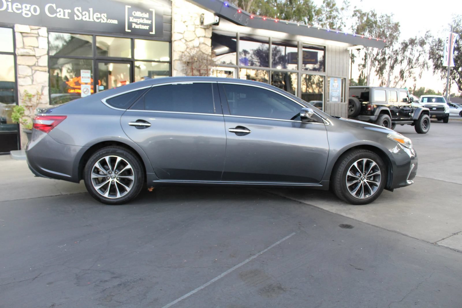 Used 2017 Toyota Avalon XLE Premium w/ Preferred Accessory Package FWD image 6