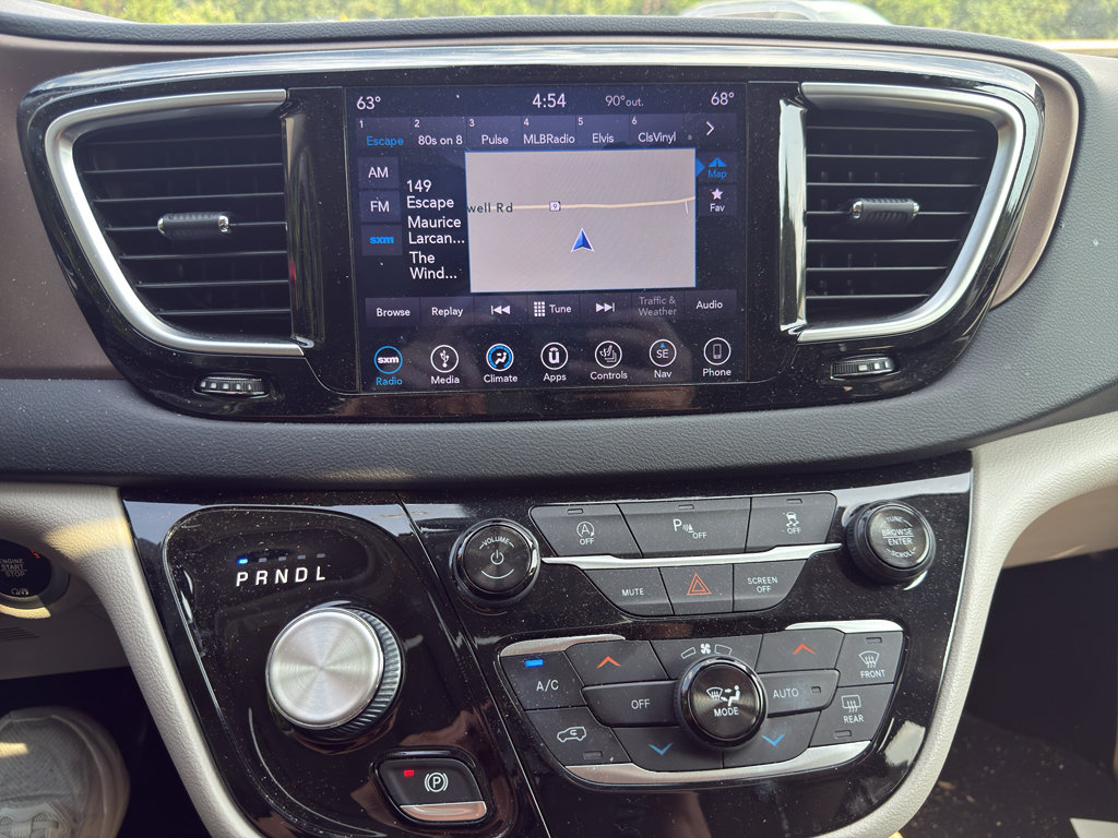 Used 2018 Chrysler Pacifica Touring-L Plus w/ Tire & Wheel Group FWD image 9