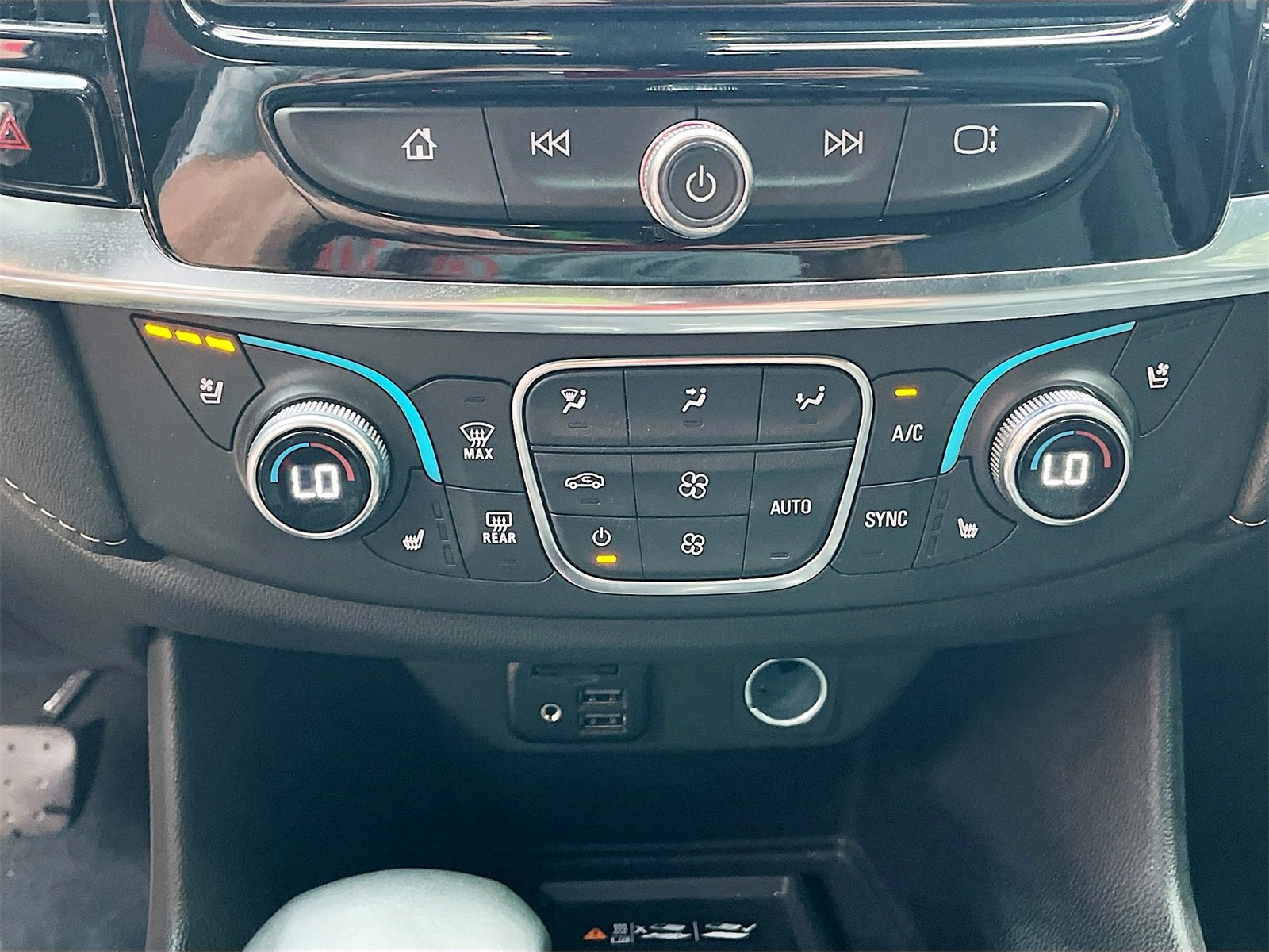 Used 2023 Chevrolet Traverse Premier w/ Redline Edition image 16