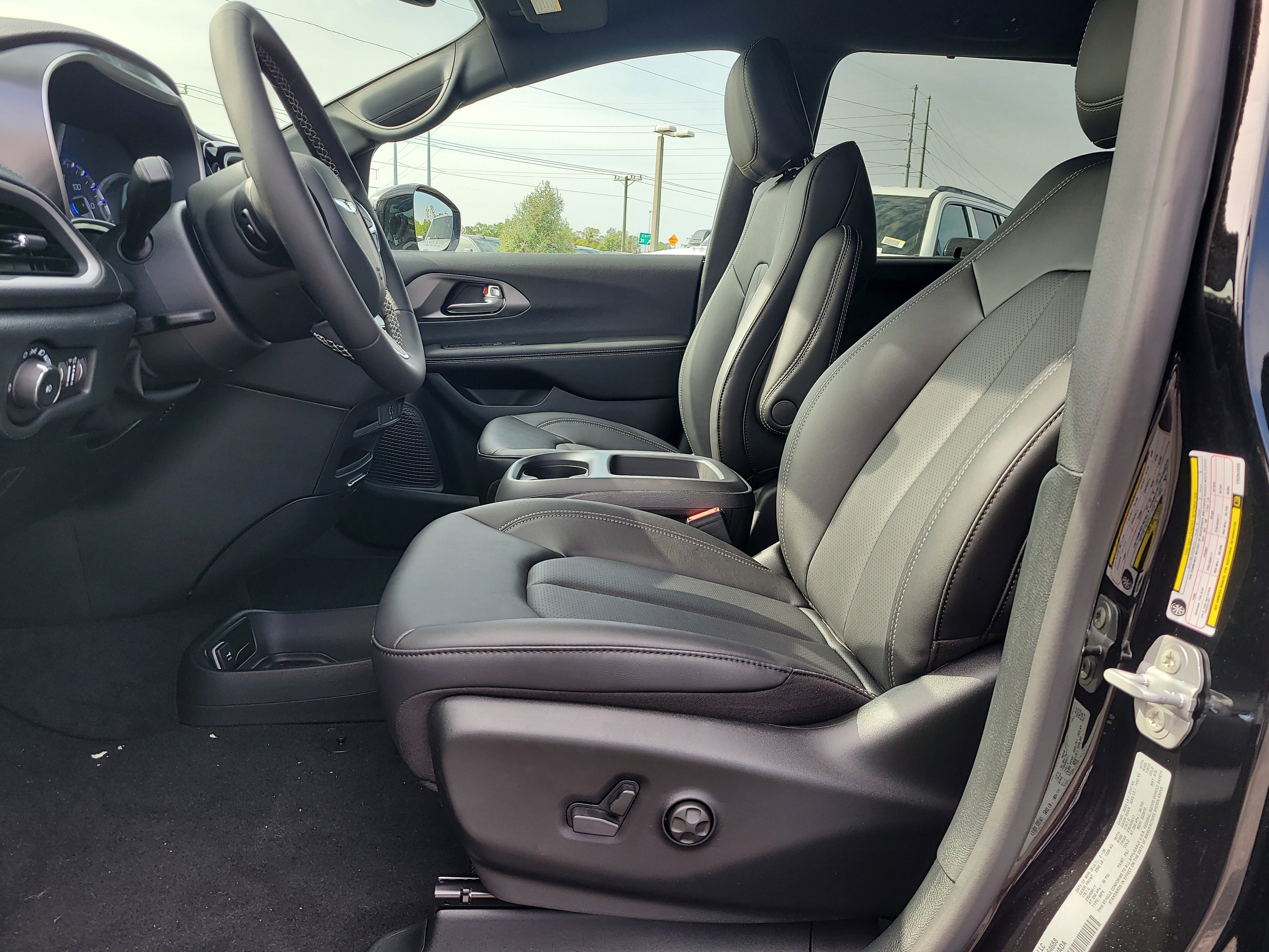 Used 2026 Chrysler Pacifica Select FWD image 16