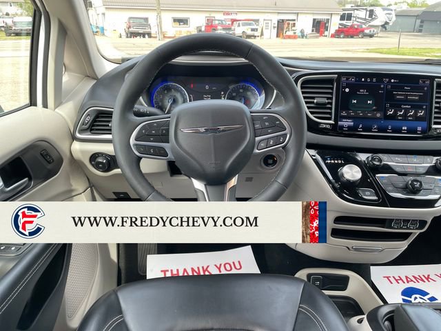 Used 2023 Chrysler Pacifica Touring-L FWD image 13