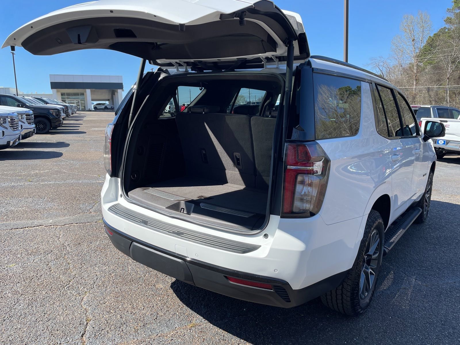 Used 2023 Chevrolet Tahoe Z71 w/ Luxury Package image 32