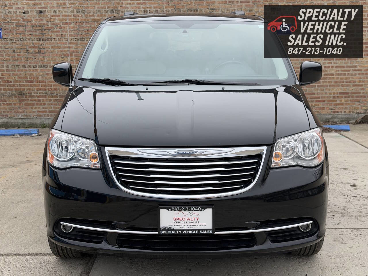 Used 2016 Chrysler Town & Country Touring FWD image 10