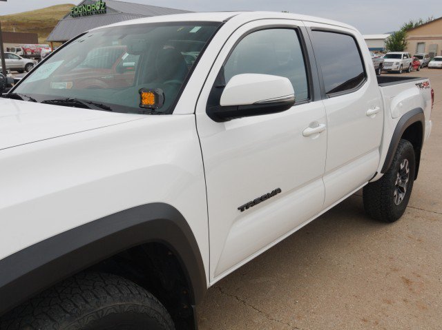 Used 2017 Toyota Tacoma TRD Off-Road w/ Premium & Technology Package AWD/4WD image 8